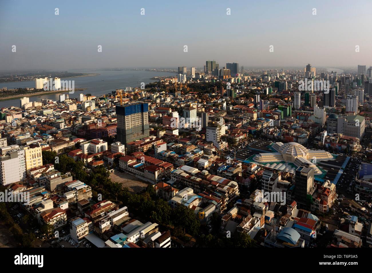 Vista panoramica dal capitale Vattanac Tower, vista città, mercato centrale Phsar Thmei, skyline, confluenza di Tonle Sap e Fiumi Mekong, Phnom Penh Foto Stock