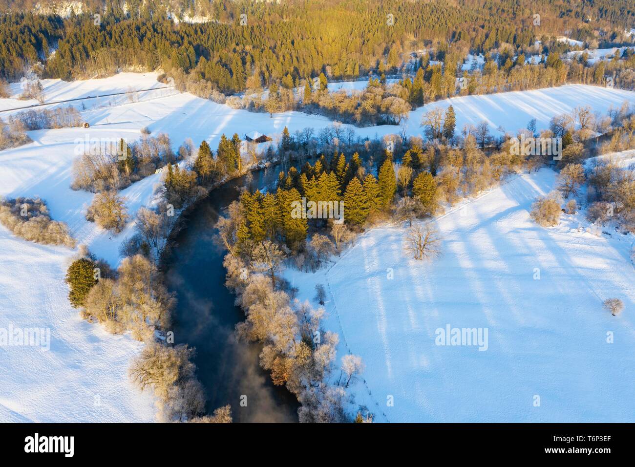 Loisach in inverno a la luce del mattino, a Eurasburg, Tolzer Land, drone shot, Alta Baviera, Baviera, Germania Foto Stock
