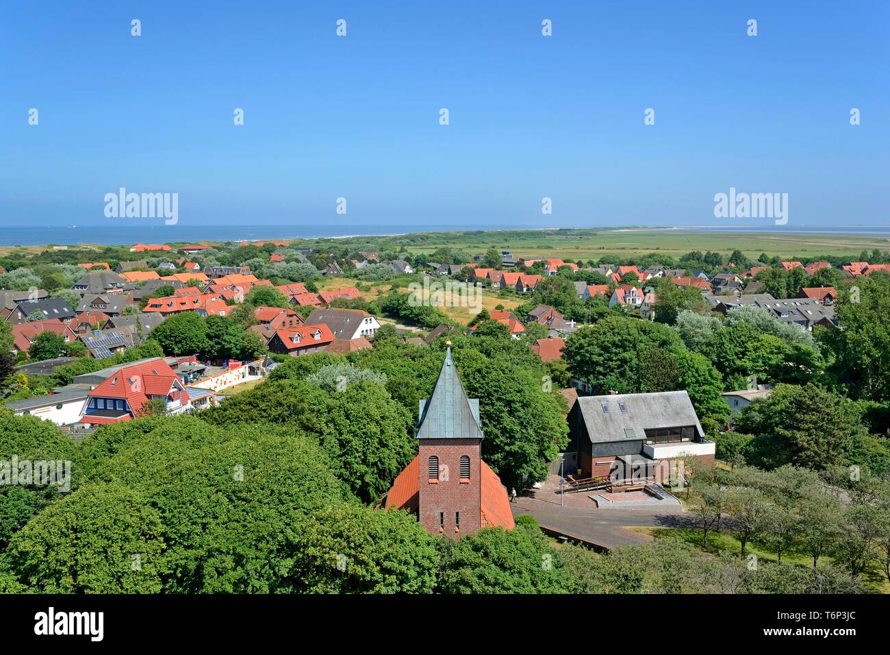 Vista dal vecchio faro sul villaggio Wangerooge all'estremità orientale dell'isola, Est Isole Frisone, il Mare del Nord, Bassa Sassonia, Germania Foto Stock