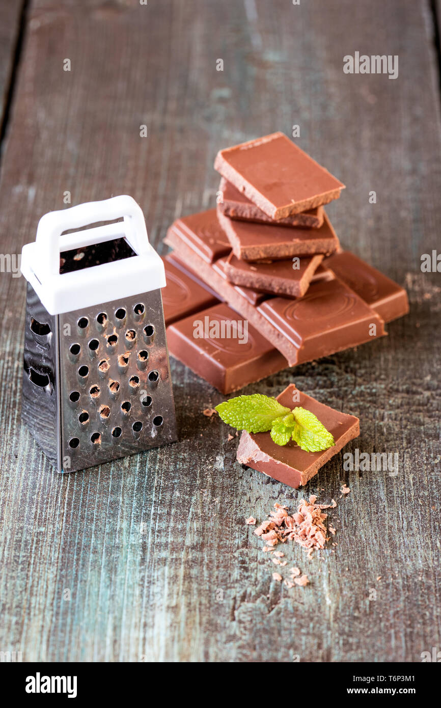 Pezzi di cioccolato su uno sfondo di legno Foto Stock