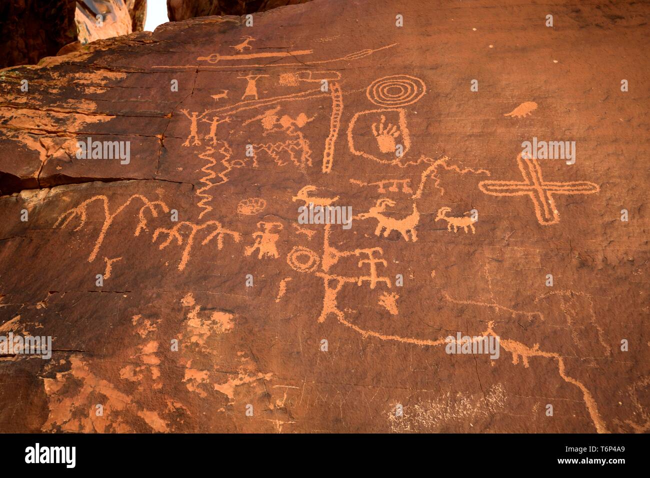 Petroglifi indiani degli Anasazi, Atlatl rock, la Valle del Fuoco del parco statale, Nevada, STATI UNITI D'AMERICA Foto Stock