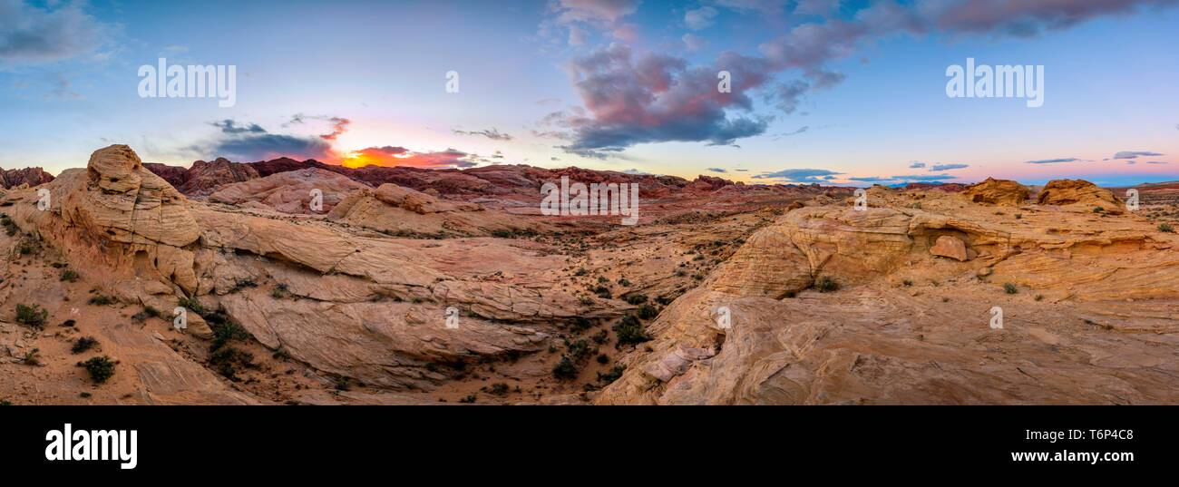 Tramonto dietro rosse rocce di arenaria, la Valle del Fuoco del Parco Statale di Deserto Mojave, Nevada, STATI UNITI D'AMERICA Foto Stock