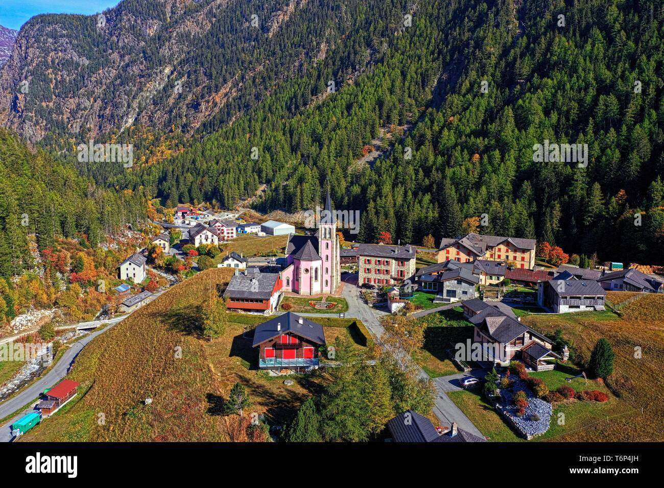 Villaggio di montagna di Trento in autunno, drone shot, Vallée du Trient, Val de Trient, Vallese, Svizzera Foto Stock
