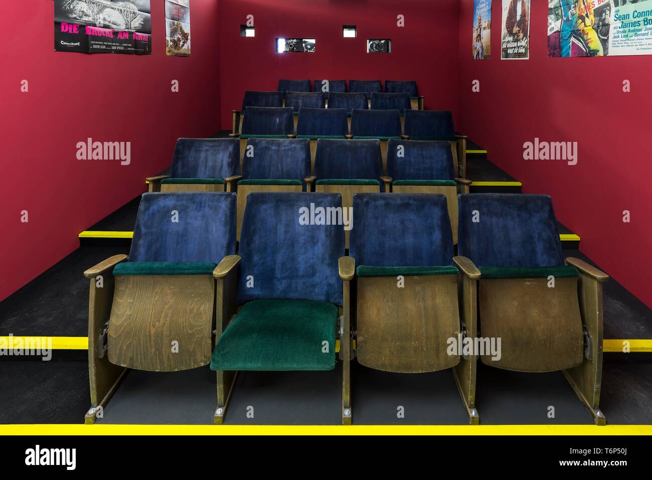 Riprodotto sala cinema con sedili dagli anni settanta, exhibition Grosses Kino, aprile 2019, museo industriale Lauf an der Pegnitz, Media Franconia Foto Stock