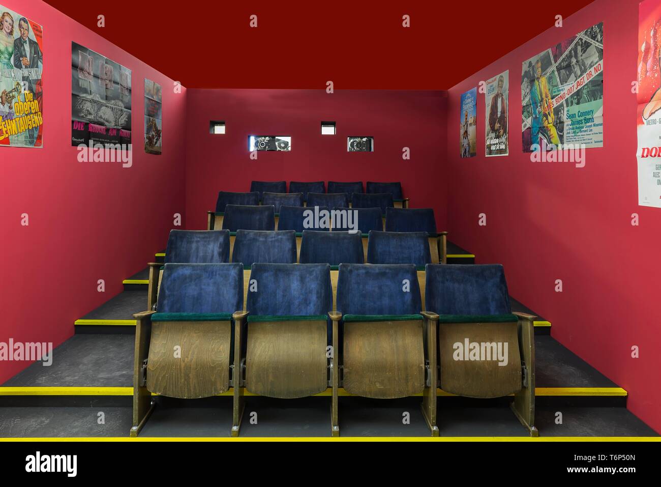 Riprodotto sala cinema con sedili dagli anni settanta, exhibition Grosses Kino, aprile 2019, museo industriale Lauf an der Pegnitz, Media Franconia Foto Stock