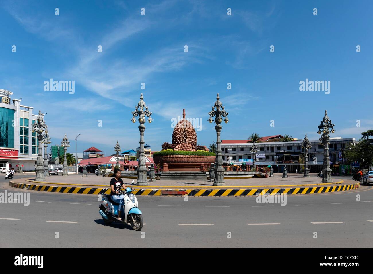 Monumento di Durian, rotonda con enorme statua di un frutto Durian, Kampot, Cambogia Foto Stock