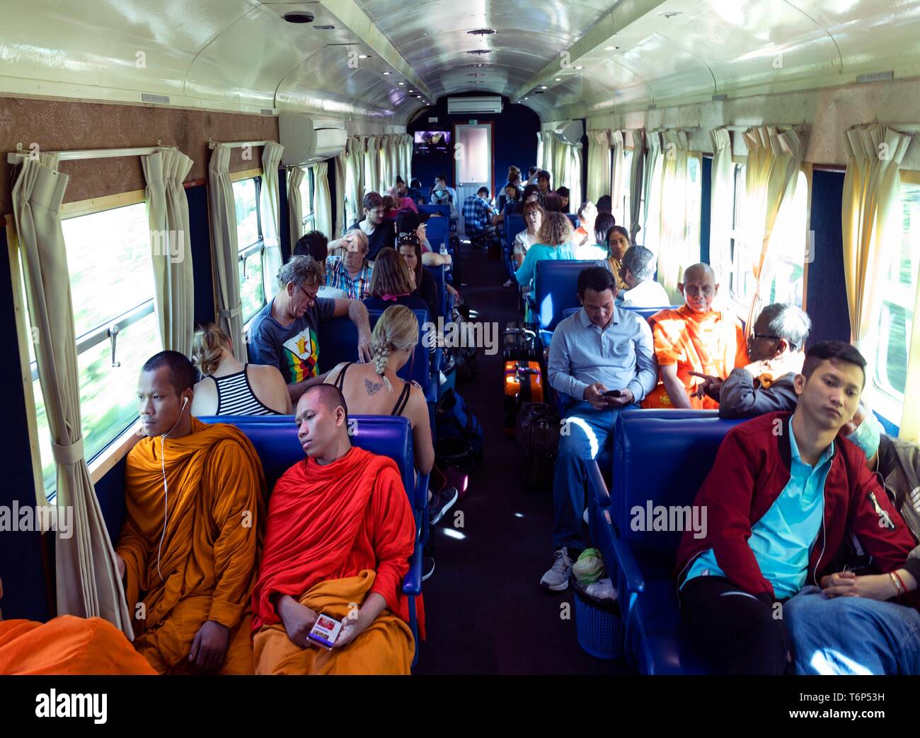 Passeggeri, i monaci e i turisti nel carro del Royal stazione ferroviaria, da Phnom Penh a Sihanoukville, Phnom Penh Cambogia Foto Stock