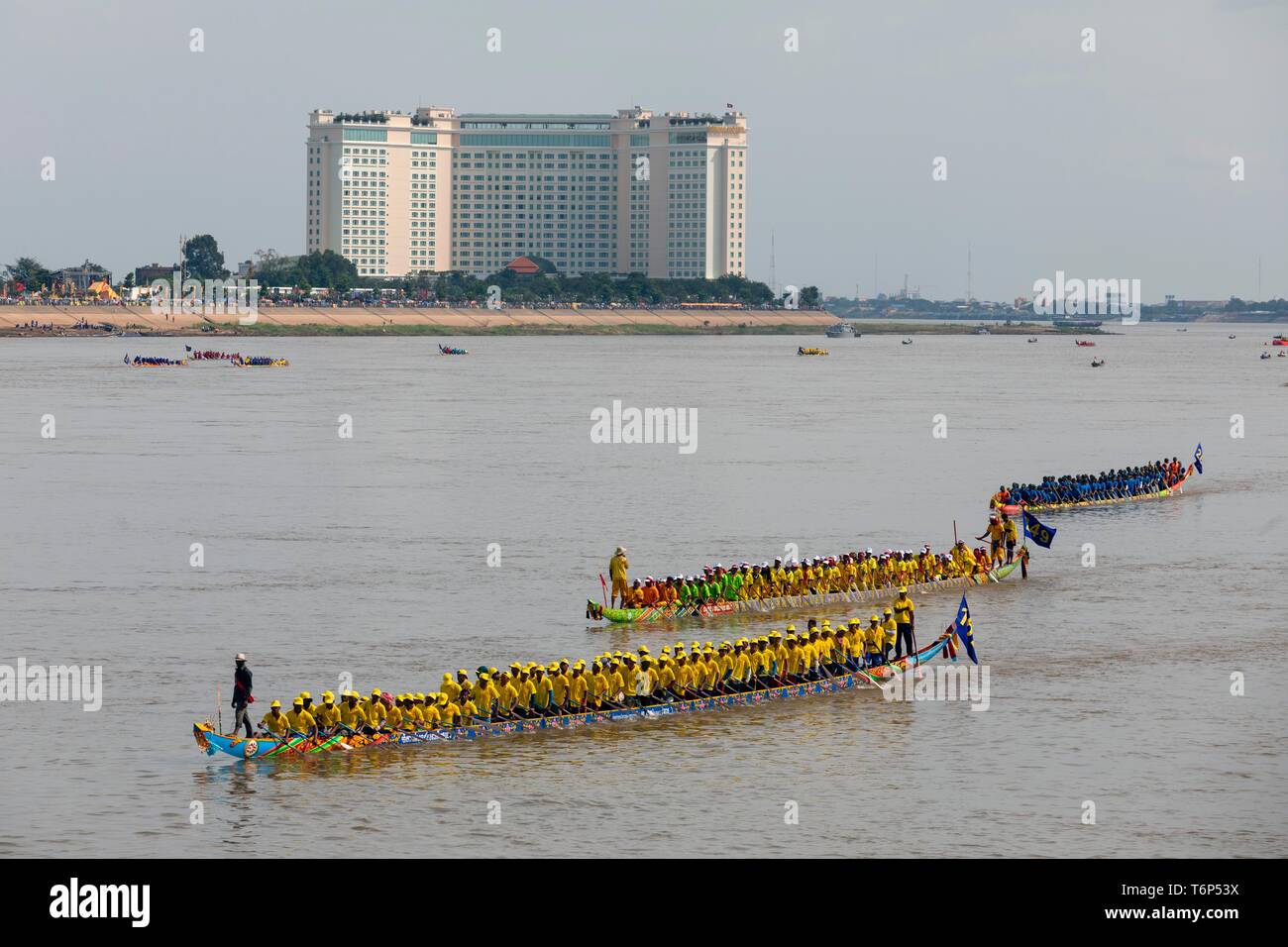 Barche drago a Bon Om Touk Festival dell'acqua sul fiume Tonle Sap, gara di dragon boat, back Sokha Hotel, Phnom Penh Cambogia Foto Stock
