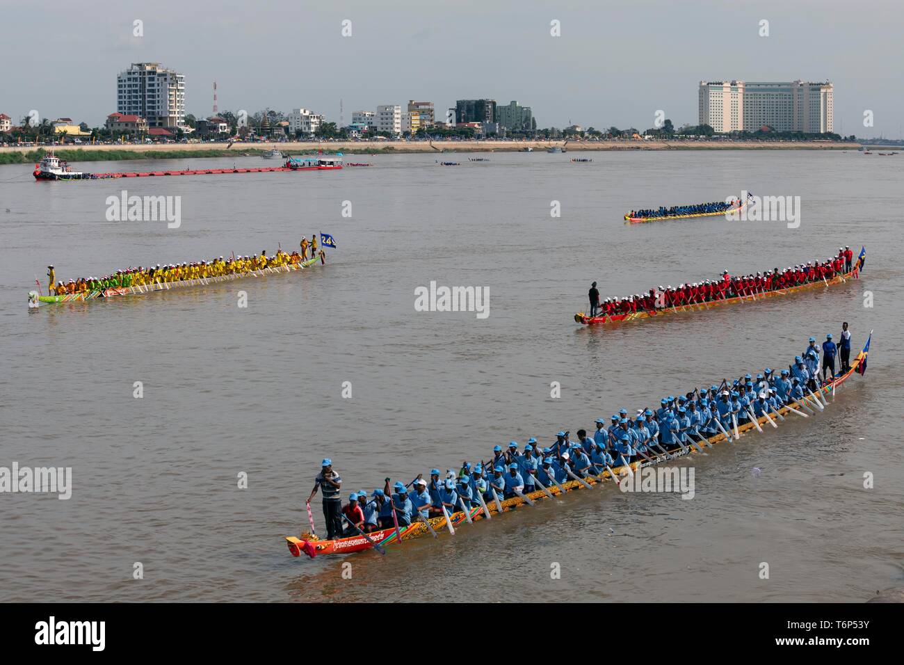Dragonboats a Bon Om Touk Festival dell'acqua sul fiume Tonle Sap, dragonboat gara, Phnom Penh Cambogia Foto Stock