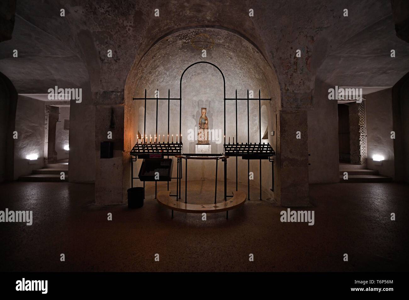 Foto di grazia con Madonna romanica, occidente romanico cripta di Mary Cattedrale, Cattedrale di Nostra Signora di Augsburg, Baviera, Germania Foto Stock