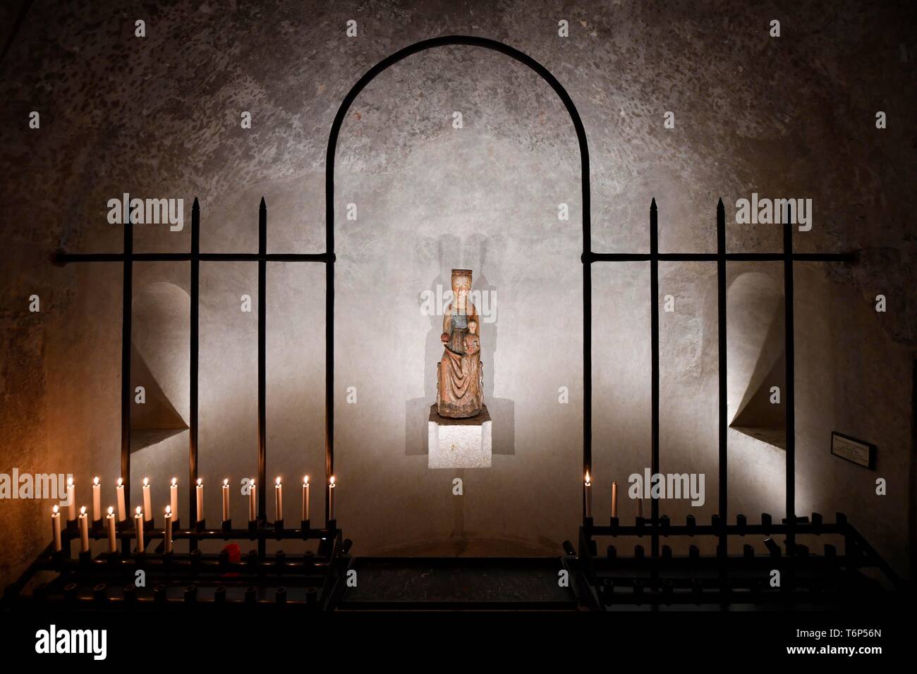 Foto di grazia con Madonna romanica, occidente romanico cripta di Mary Cattedrale, Cattedrale di Nostra Signora di Augsburg, Baviera, Germania Foto Stock