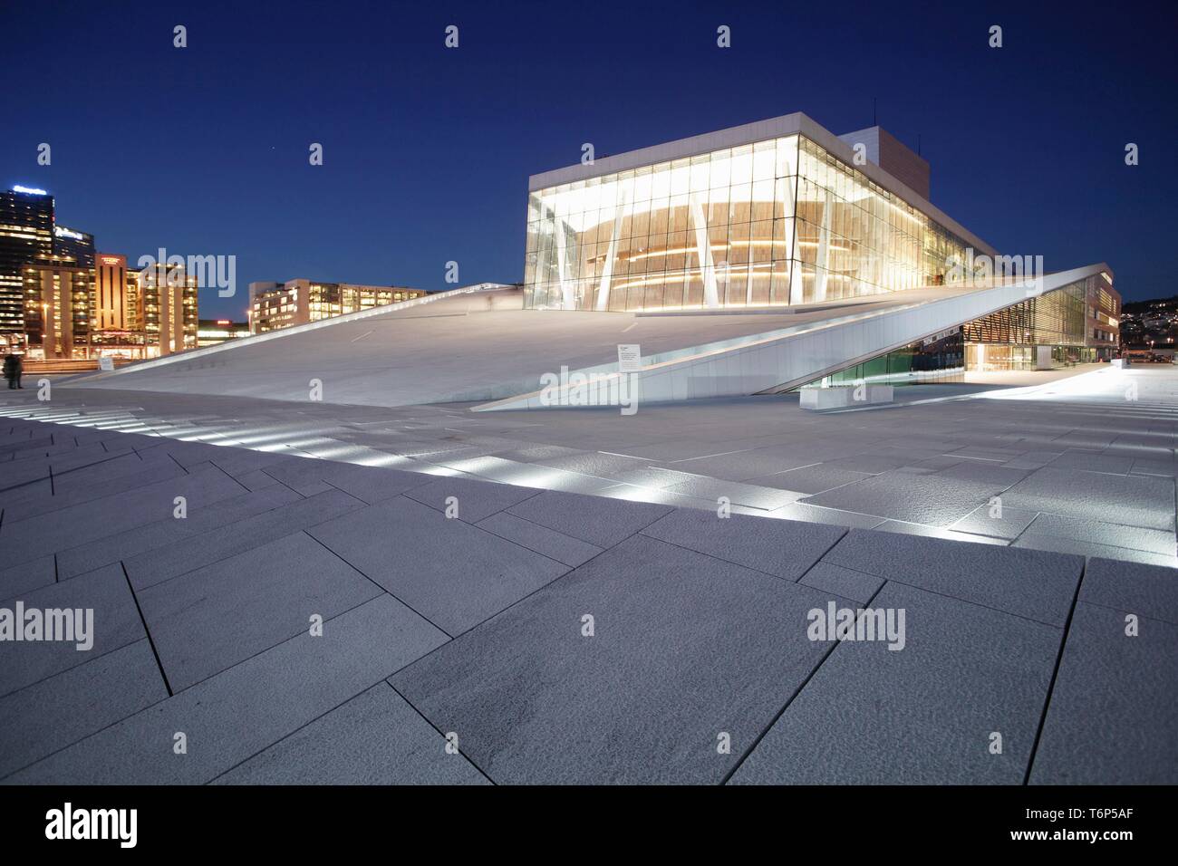 Tetto pedonabile dell'opera a Oslo, in marmo di Carrara, Oslo, Norvegia, Scandinavia, Europa Foto Stock
