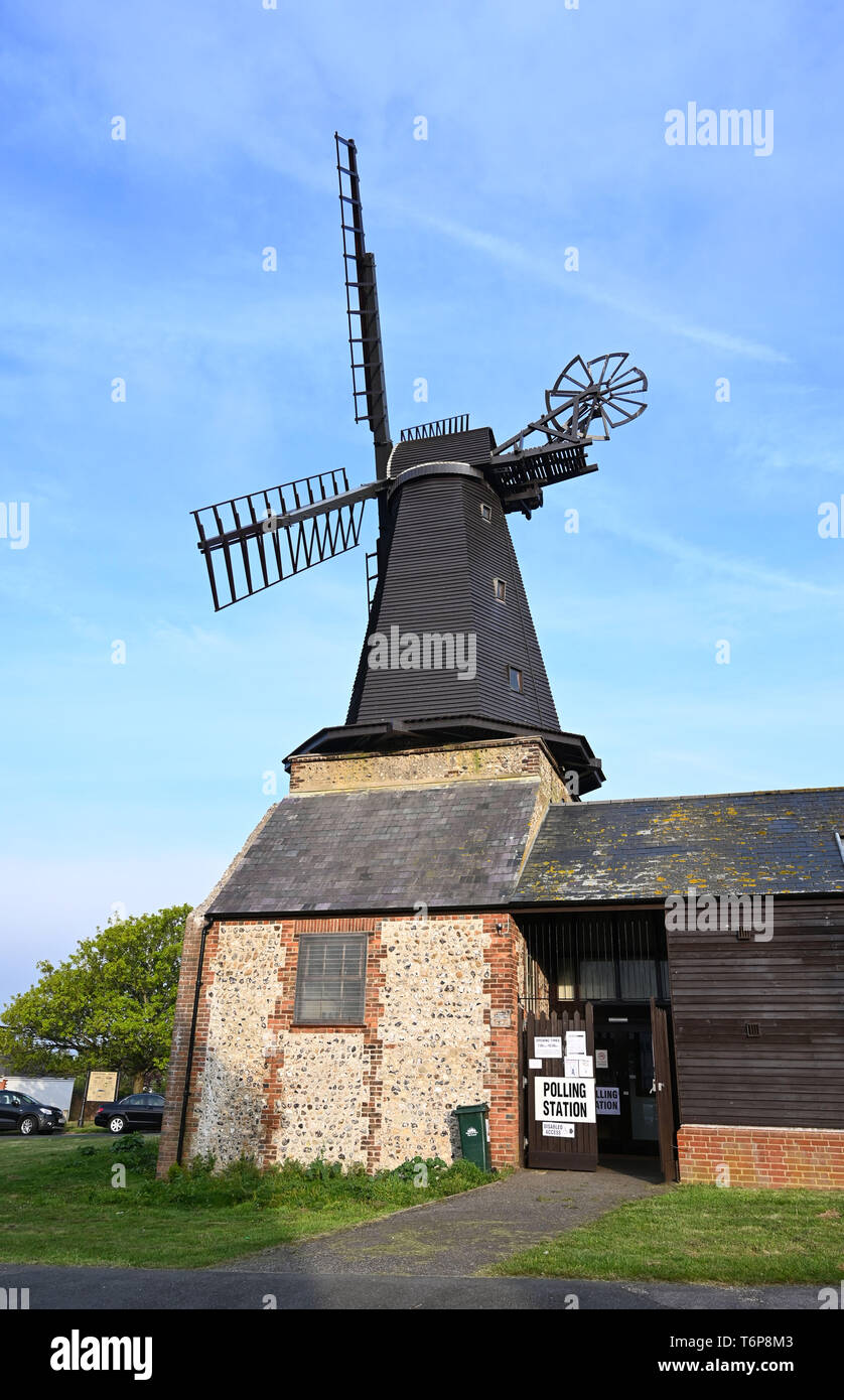 Brighton Regno Unito 2 Maggio 2019 - West Blatchington Windmill essendo utilizzato come stazione di polling per la circoscrizione di Hove di Hangleton & Knoll Ward in Brighton e Hove oggi . Credito: Simon Dack / Alamy Live News Foto Stock