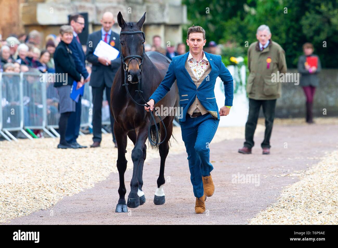 Badminton, Gloucestershire, UK. 02Maggio, 2019. Tom croccante. GBR. La libertà e la gloria. Di trotto. Mitsubishi Motors Badminton Horse Trials. Rolex Grand Slam evento. Horse Trials. Eventing. Badminton. Gloucestershire. Regno Unito. GBR. {01}/{05}/{2019}. Credito: Sport In immagini/Alamy Live News Foto Stock
