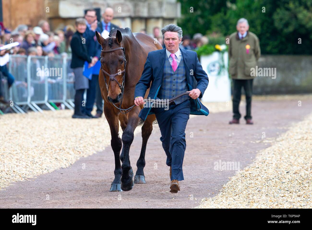 Badminton, Gloucestershire, UK. 02Maggio, 2019. Jim Newson. IRL. Magennis. Di trotto. Mitsubishi Motors Badminton Horse Trials. Rolex Grand Slam evento. Horse Trials. Eventing. Badminton. Gloucestershire. Regno Unito. GBR. {01}/{05}/{2019}. Credito: Sport In immagini/Alamy Live News Foto Stock