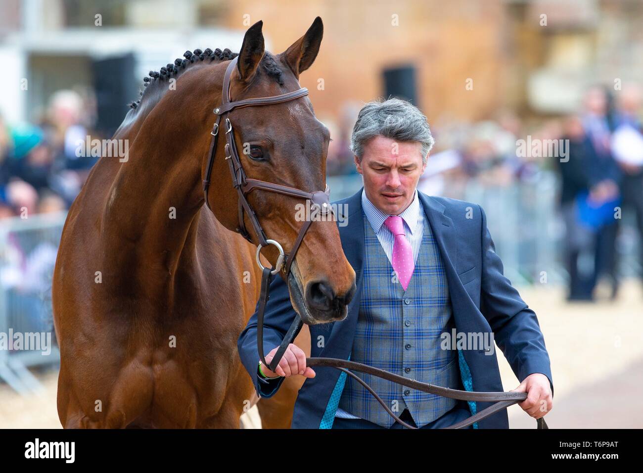 Badminton, Gloucestershire, UK. 02Maggio, 2019. Jim Newson. IRL. Magennis. Di trotto. Mitsubishi Motors Badminton Horse Trials. Rolex Grand Slam evento. Horse Trials. Eventing. Badminton. Gloucestershire. Regno Unito. GBR. {01}/{05}/{2019}. Credito: Sport In immagini/Alamy Live News Foto Stock