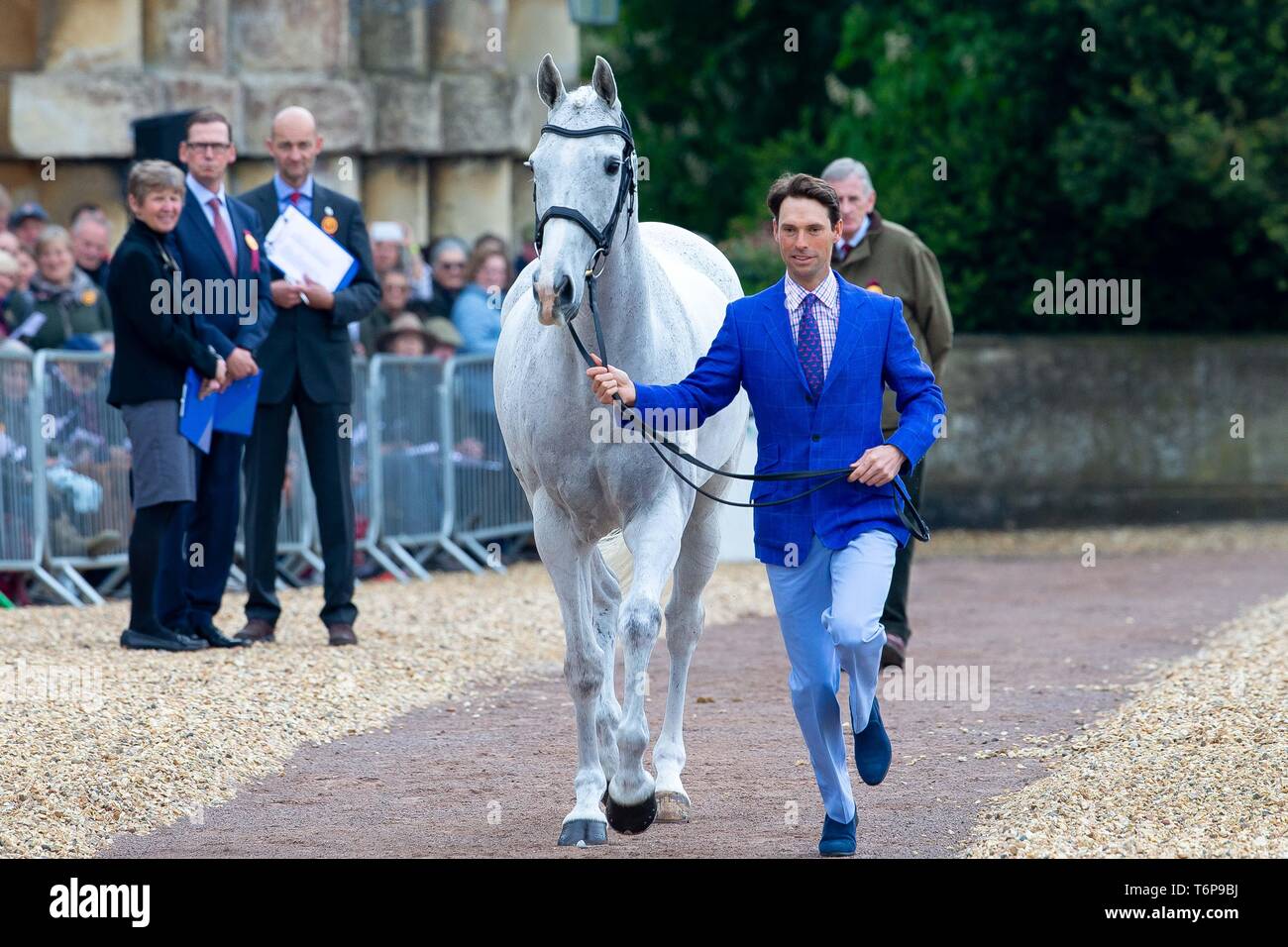 Badminton, Gloucestershire, UK. 02Maggio, 2019. Harry Meade. GBR. Distanza crociera. Di trotto. Mitsubishi Motors Badminton Horse Trials. Rolex Grand Slam evento. Horse Trials. Eventing. Badminton. Gloucestershire. Regno Unito. GBR. {01}/{05}/{2019}. Credito: Sport In immagini/Alamy Live News Foto Stock