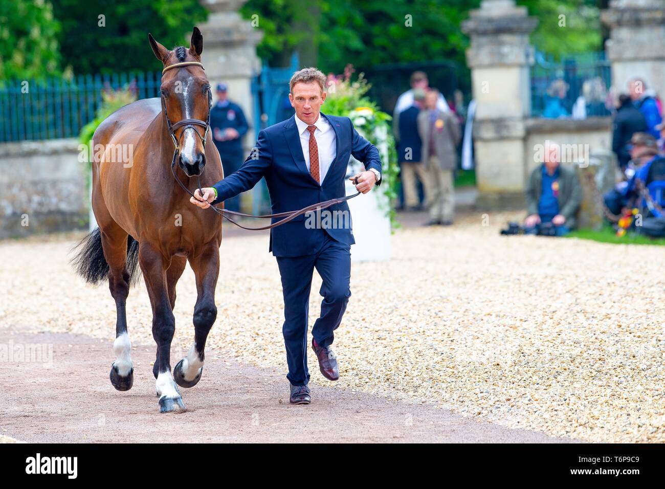 Badminton, Gloucestershire, UK. 02Maggio, 2019. Padraig McCarthy. IRL. Signor Chunky. Di trotto. Mitsubishi Motors Badminton Horse Trials. Rolex Grand Slam evento. Horse Trials. Eventing. Badminton. Gloucestershire. Regno Unito. GBR. {01}/{05}/{2019}. Credito: Sport In immagini/Alamy Live News Foto Stock