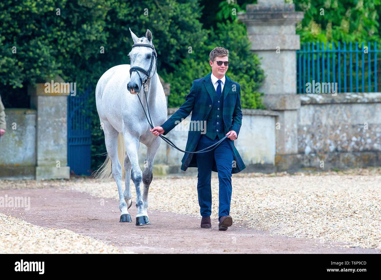 Badminton, Gloucestershire, UK. 02Maggio, 2019. Sarà Furlong. GBR. Collien P 2. Di trotto. Mitsubishi Motors Badminton Horse Trials. Rolex Grand Slam evento. Horse Trials. Eventing. Badminton. Gloucestershire. Regno Unito. GBR. {01}/{05}/{2019}. Credito: Sport In immagini/Alamy Live News Foto Stock