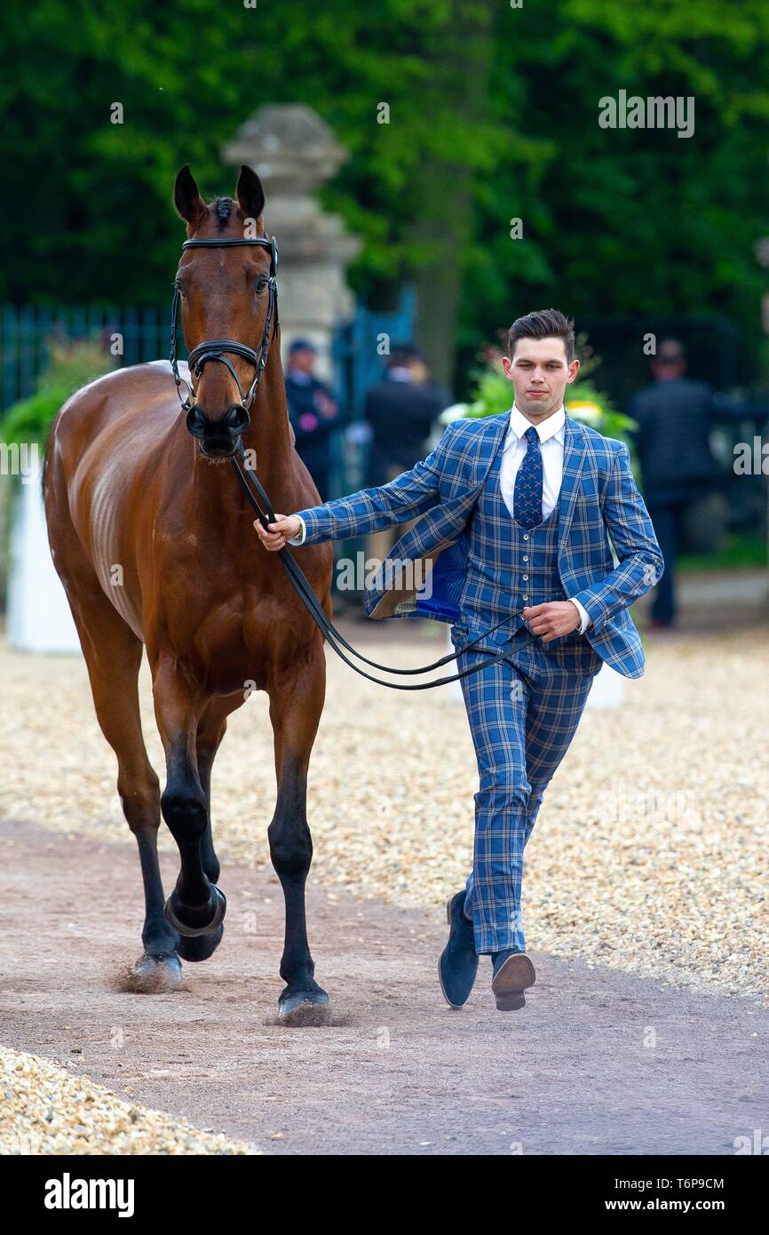 Badminton, Gloucestershire, UK. 02Maggio, 2019. Harry Mutch. GBR. Bronzo HD. Di trotto. Mitsubishi Motors Badminton Horse Trials. Rolex Grand Slam evento. Horse Trials. Eventing. Badminton. Gloucestershire. Regno Unito. GBR. {01}/{05}/{2019}. Credito: Sport In immagini/Alamy Live News Foto Stock