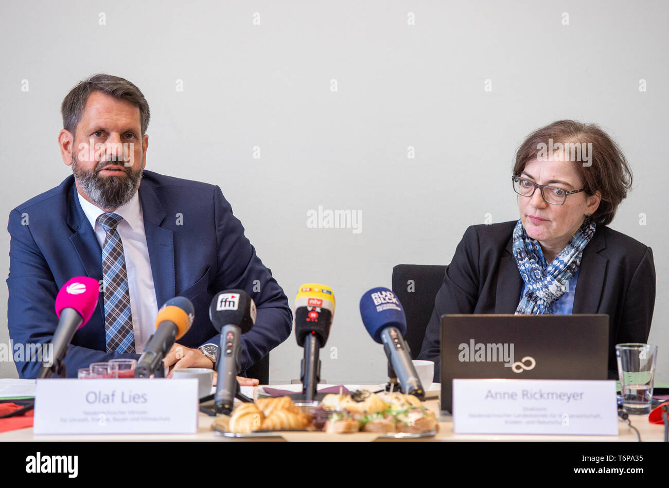 Hannover, Germania. 02Maggio, 2019. L'OLAF sta (SPD, l), Ministro dell' ambiente in Bassa Sassonia, parla nel corso di una conferenza stampa sulla costiera e la protezione dalle inondazioni. Accanto a lui è Anne Rickmeyer, Direttore dell'Agenzia di Stato per la gestione delle acque, per la protezione delle zone costiere e la conservazione della natura della Bassa Sassonia. Credito: Christophe Gateau/dpa/Alamy Live News Foto Stock