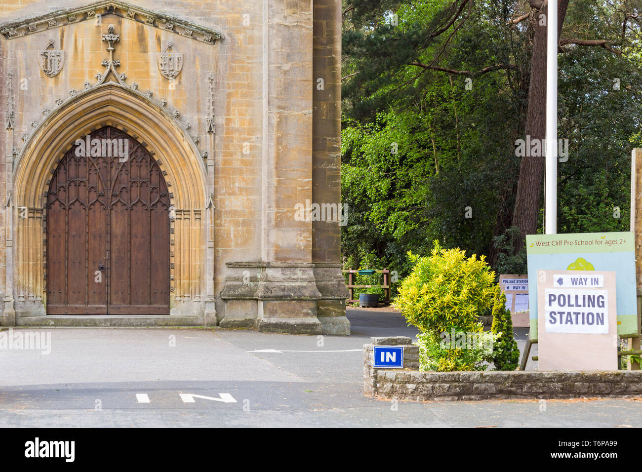 Bournemouth Dorset, Regno Unito. Il 2 maggio 2019. Elezioni locali a Bournemouth, una storica occasione come le prime elezioni poiché il recentemente Bournemouth, Christchurch e consigli di Poole uniti. Il voto al seggio a sant Ambrogio Chiesa, Westbourne, Bournemouth - sembra abbastanza tranquilla con molte persone non andando a votare per il momento! Credito: Carolyn Jenkins/Alamy Live News Foto Stock