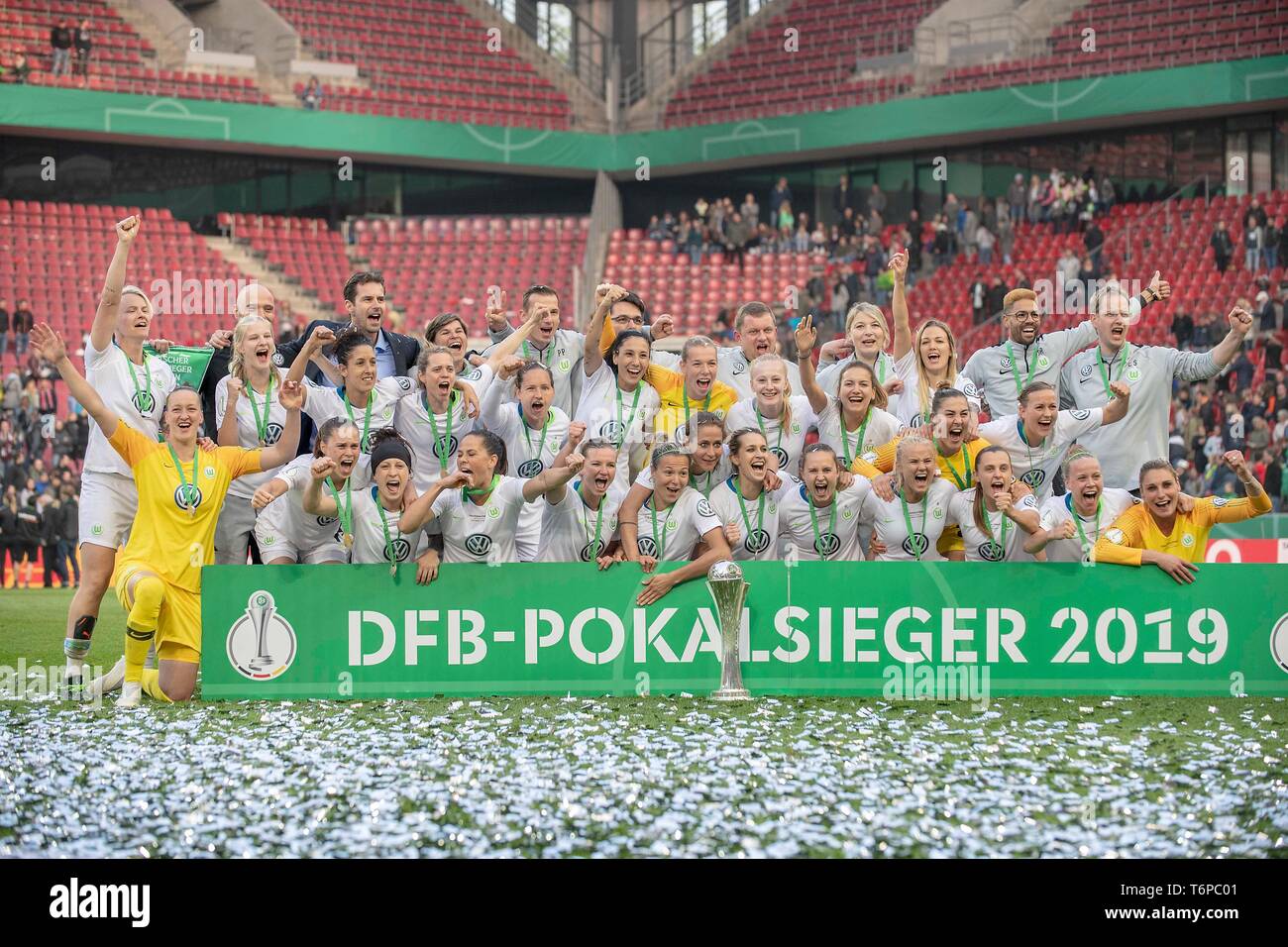 Foto del team WOB con il cup, calcio DFB Pokal finale donne 2019, VfL Wolfsburg (WOB) - SC Friburgo (FR) 1: 0, su 01/05/2019 in Koeln / Germania. | Utilizzo di tutto il mondo Foto Stock