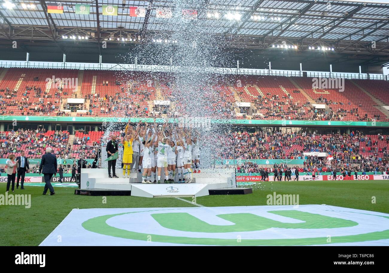 Cerimonia di premiazione, giubilo Team WOB con il cup, calcio DFB Pokal finale donne 2019, VfL Wolfsburg (WOB) - SC Friburgo (FR) 1: 0, su 01/05/2019 in Koeln / Germania. | Utilizzo di tutto il mondo Foto Stock