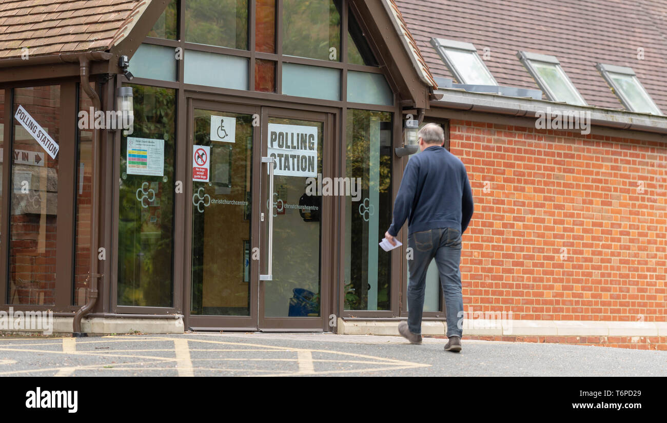 Brentwood, Essex, Regno Unito. 2 maggio 2019 Locale consiglio elettorale stazione di polling in Brentwood Essex. Un elettore entra nella stazione di polling alla Chiesa di Cristo Warley, Brentwood, Essex Credit: Ian Davidson/Alamy Live News Foto Stock