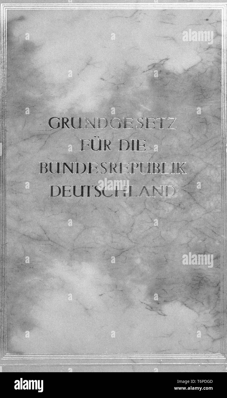 Bonn, Deutschland. 24 apr, 2019. Coperchio, titolo, coperchio antipolvere della Legge fondamentale, edizione facsimile della Legge fondamentale, oggetto repro, SW-registrazione, 10.12.1982 Â | Utilizzo di credito in tutto il mondo: dpa/Alamy Live News Foto Stock