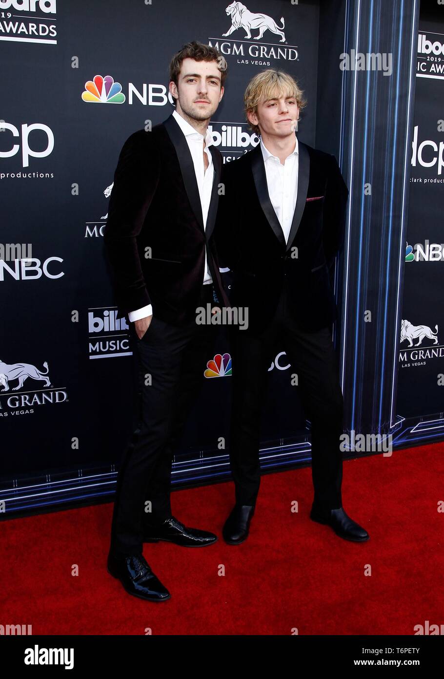 Las Vegas, NV, Stati Uniti d'America. Il 1 maggio, 2019. Rocky Lynch, Ross Lynch presso gli arrivi per 2019 Billboard Music Awards - Gli arrivi 4, MGM Grand Garden Arena di Las Vegas, NV Maggio 1, 2019. Credito: JA/Everett raccolta/Alamy Live News Foto Stock