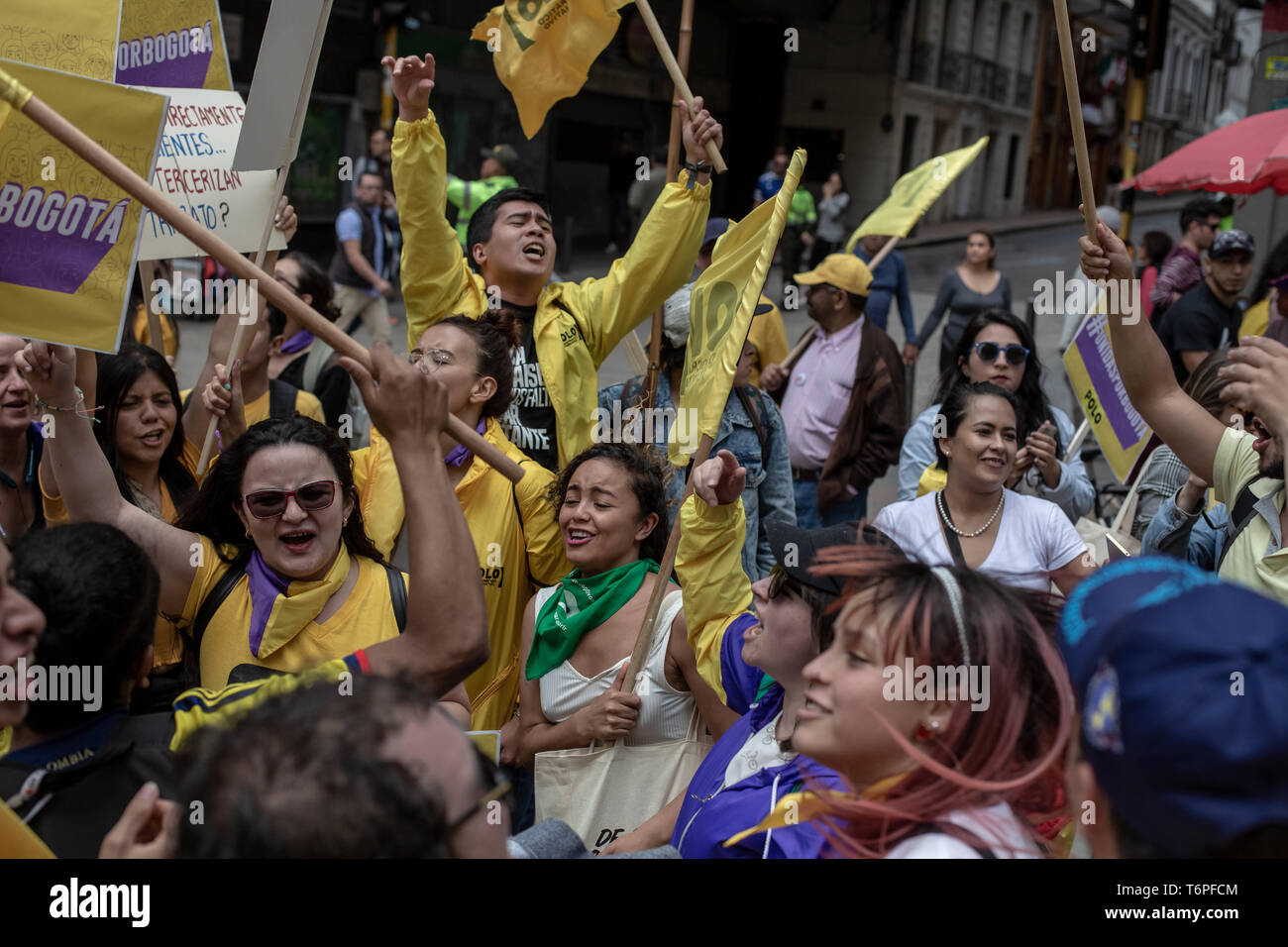 1 maggio 2019 - Bogotà, Cundinamarca, Colombia - membri del partito politico democratico alternativo Pole marzo visto tenendo le bandiere e cartelli durante il giorno di maggio.Il 1 maggio migliaia di persone sono scese nelle strade di Bogotà¡ per protestare contro la situazione di lavoro nel paese e contro i regolamenti del governo di Enrique PeÃ±aloza, principali di Bogotà¡ e il presidente della Colombia IvÃ¡n Duque. Per la prima volta in molti anni, non è stato necessario fare uso del cellulare anti-squadra antisommossa (ESMAD) per la lotta contro gli atti di vandalismo e di aggressioni durante la giornata di lavoro. (Credito Immagine: © Eric CortéS/SOPA immagini vi Foto Stock