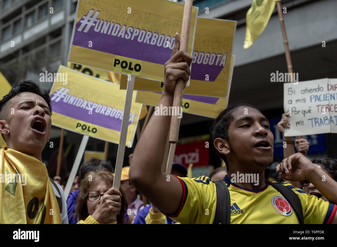 1 maggio 2019 - Bogotà, Cundinamarca, Colombia - membri del partito politico democratico alternativo pole visto holding cartelloni durante il giorno di maggio.Il 1 maggio migliaia di persone sono scese nelle strade di Bogotà¡ per protestare contro la situazione di lavoro nel paese e contro i regolamenti del governo di Enrique PeÃ±aloza, principali di Bogotà¡ e il presidente della Colombia IvÃ¡n Duque. Per la prima volta in molti anni, non è stato necessario fare uso del cellulare anti-squadra antisommossa (ESMAD) per la lotta contro gli atti di vandalismo e di aggressioni durante la giornata di lavoro. Credito: Eric CortéS SOPA/images/ZUMA filo/Alamy Live News Foto Stock