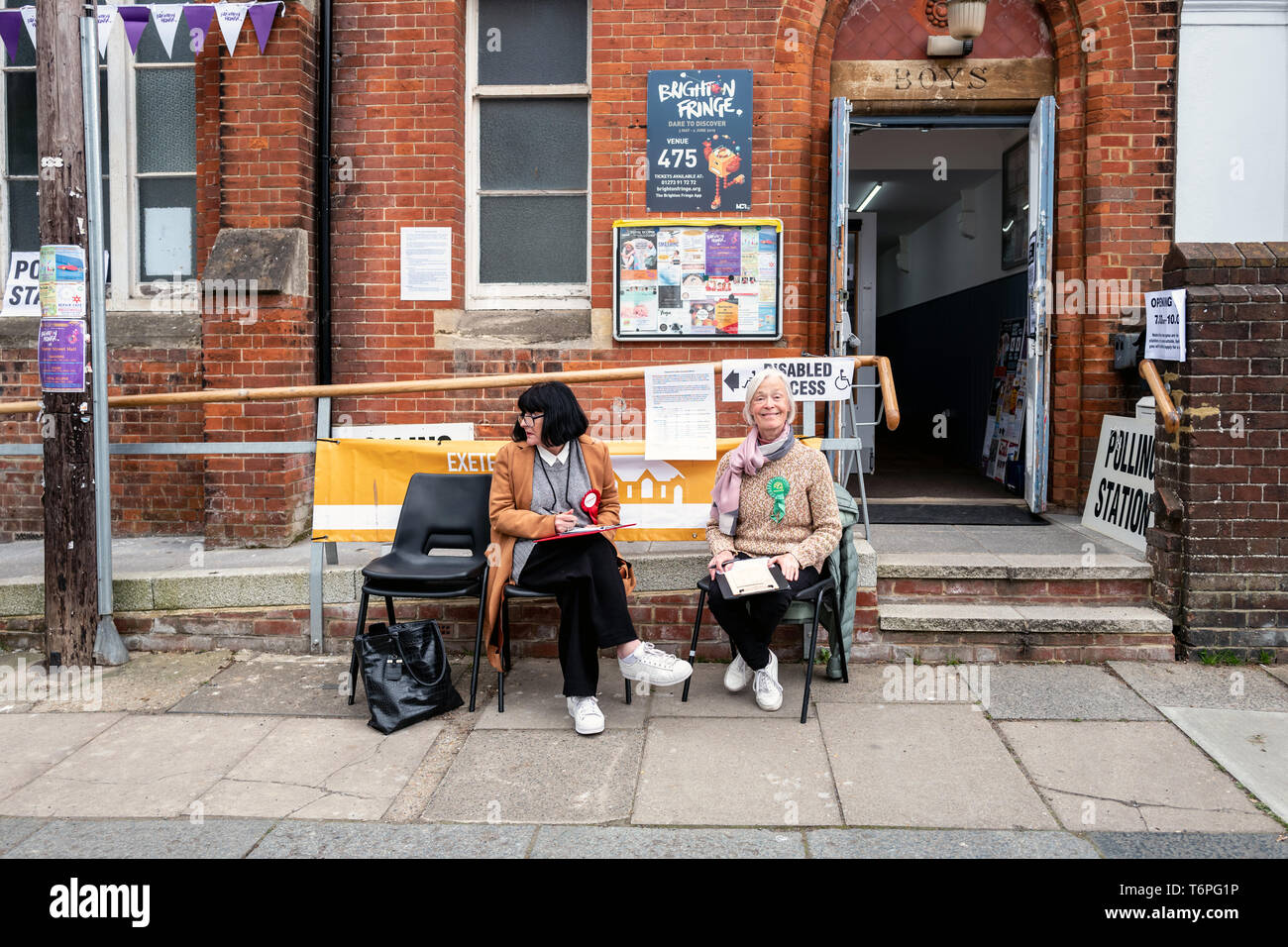 Hove, Regno Unito. Il 2 maggio 2019. Insolito stazioni di polling utilizzato nella città di Brighton e Hove il consiglio elettorale di oggi: Exeter Street Hall, una scuola convertita e la sala della chiesa Credito: Andrew Hasson/Alamy Live News Foto Stock