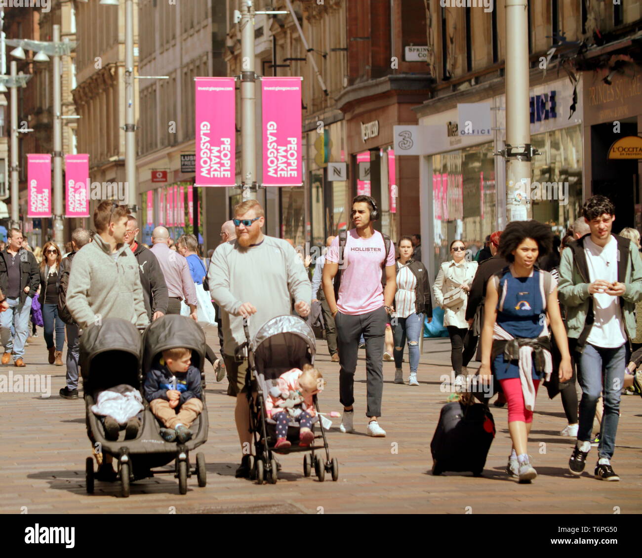Glasgow, Scotland, Regno Unito, 2 maggio, 2019, UK Meteo. Stile solare mile come Buchanan Street, il centro della moda della città ha avuto un giorno di estate del meteo. Credito traghetto Gerard/Alamy Live News Foto Stock