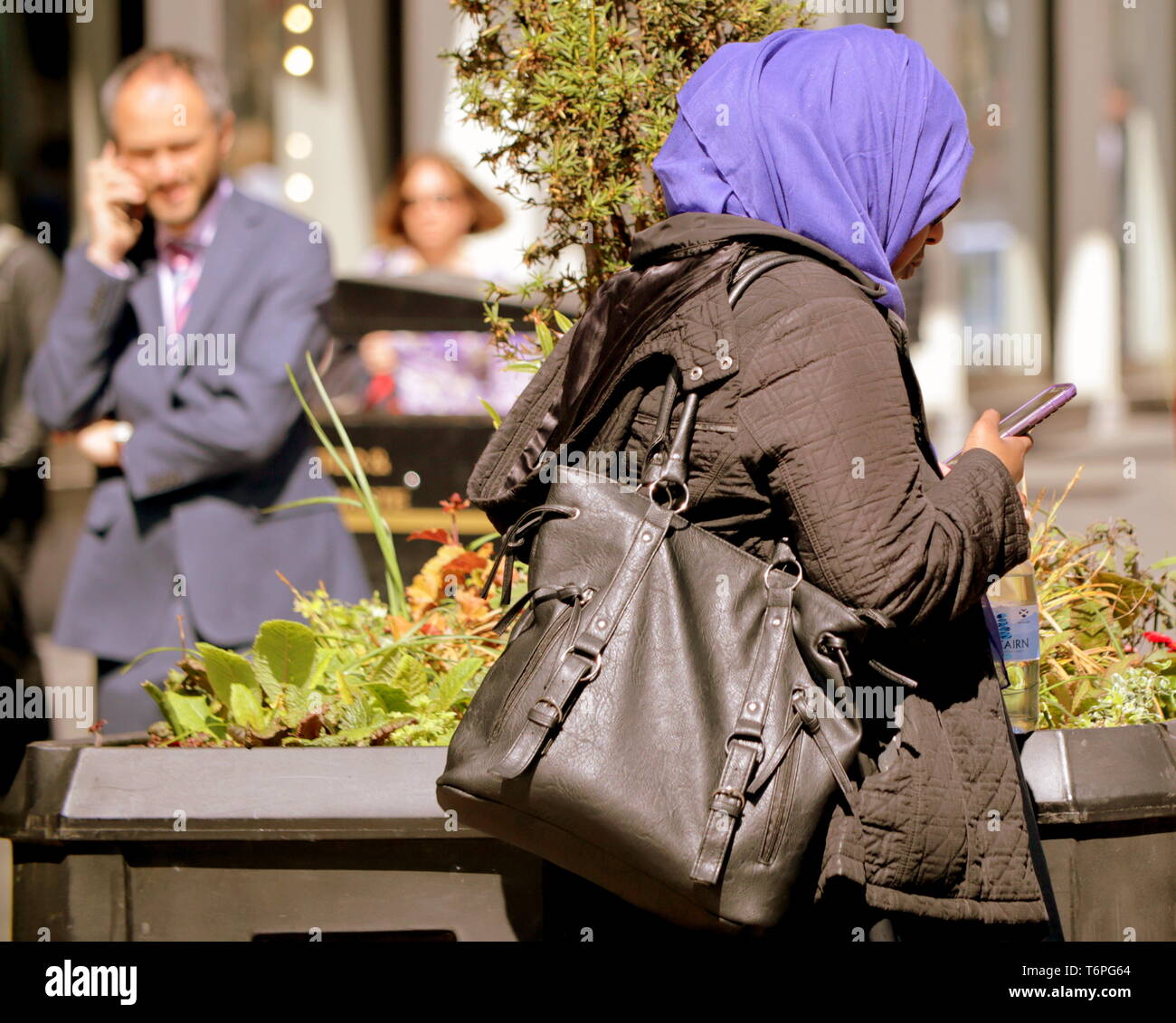 Glasgow, Scotland, Regno Unito, 2 maggio, 2019, UK Meteo. Stile solare mile come Buchanan Street, il centro della moda della città ha avuto un giorno di estate del meteo. Credito traghetto Gerard/Alamy Live News Foto Stock