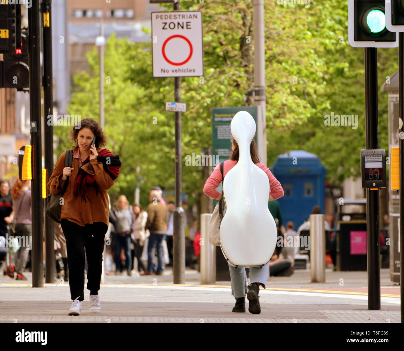 Glasgow, Scotland, Regno Unito, 2 maggio, 2019, UK Meteo. Stile solare mile come Buchanan Street, il centro della moda della città ha avuto un giorno di estate del meteo. Credito traghetto Gerard/Alamy Live News Foto Stock