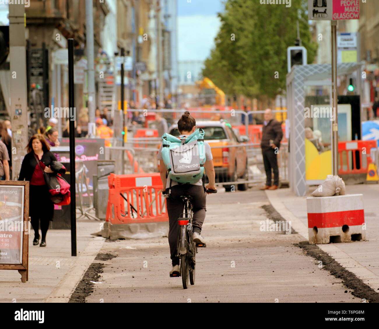 Glasgow, Scotland, Regno Unito, 2 maggio, 2019, UK Meteo. Soleggiato in città era un giorno di estate del meteo come Deliveroo home delivery ciclista negozia gli sconvolgimenti causati dal revamping di Sauchiehall Street.. Credito traghetto Gerard/Alamy Live News Foto Stock