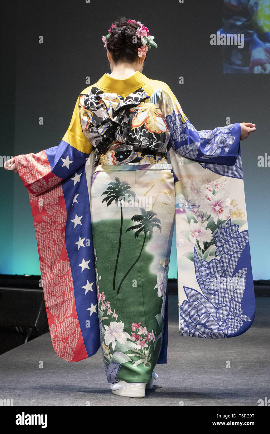 Tokyo, Giappone. Il 2 maggio, 2019. Un modello di vestito di un kimono giapponese ispirato nella Repubblica Bolivariana del Venezuela passeggiate sulla pista durante la Immagina un mondo progetto Kimono evento in Tokyo. L'immagina un mondo Kimono progetto mira a creare 213 kimono per rappresentare ciascuna delle nazioni che prenderanno parte alla prossima 2020 Tokyo Giochi Olimpici e Paraolimpici. Credito: Rodrigo Reyes Marin/ZUMA filo/Alamy Live News Foto Stock