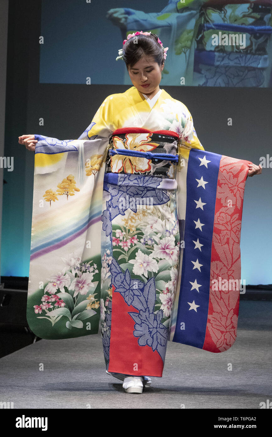 Tokyo, Giappone. Il 2 maggio, 2019. Un modello di vestito di un kimono giapponese ispirato nella Repubblica Bolivariana del Venezuela passeggiate sulla pista durante la Immagina un mondo progetto Kimono evento in Tokyo. L'immagina un mondo Kimono progetto mira a creare 213 kimono per rappresentare ciascuna delle nazioni che prenderanno parte alla prossima 2020 Tokyo Giochi Olimpici e Paraolimpici. Credito: Rodrigo Reyes Marin/ZUMA filo/Alamy Live News Foto Stock