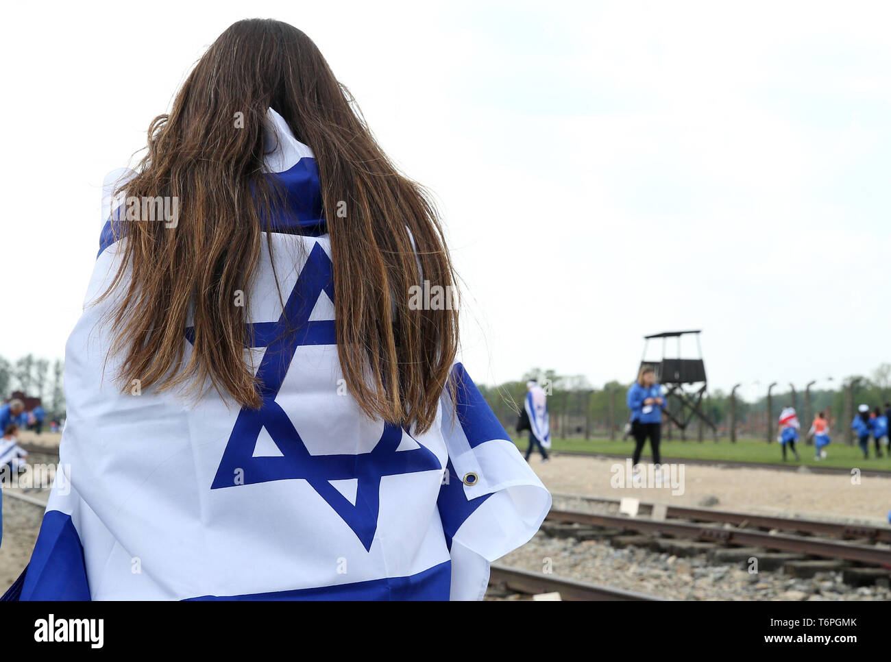 Oswiecim, Polonia. Il 2 maggio, 2019. I partecipanti della marcia della vita nella ex Nazi-German concentrazione e campo di sterminio di Auschwitz Birkenau II in Oświęcim. La marcia annuale è parte del programma educativo. Gli studenti ebrei da tutto il mondo arrivano a Polonia e studiare i resti dell'Olocausto. I partecipanti marzo in silenzio, a tre chilometri da Auschwitz I Auschwitz II Birkenau, il più grande complesso nazista dei campi di concentramento costruito durante la Seconda Guerra Mondiale. Credito: Damian Klamka/ZUMA filo/Alamy Live News Foto Stock