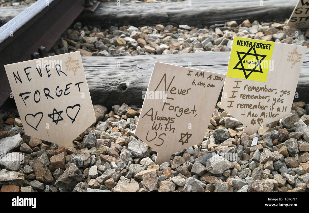 Oswiecim, Polonia. Il 2 maggio, 2019. Un handwrittens woodens segno lasciato durante il mese di marzo della vita presso la ex Nazi-German Auschwitz II Birkenau concentrazione e sterminio Camp a Oswiecim. La marcia annuale è parte del programma educativo. Gli studenti ebrei da tutto il mondo arrivano a Polonia e studiare i resti dell'Olocausto. I partecipanti marzo in silenzio, a tre chilometri da Auschwitz I Auschwitz II Birkenau, il più grande complesso nazista dei campi di concentramento costruito durante la Seconda Guerra Mondiale. Credito: Damian Klamka/ZUMA filo/Alamy Live News Foto Stock