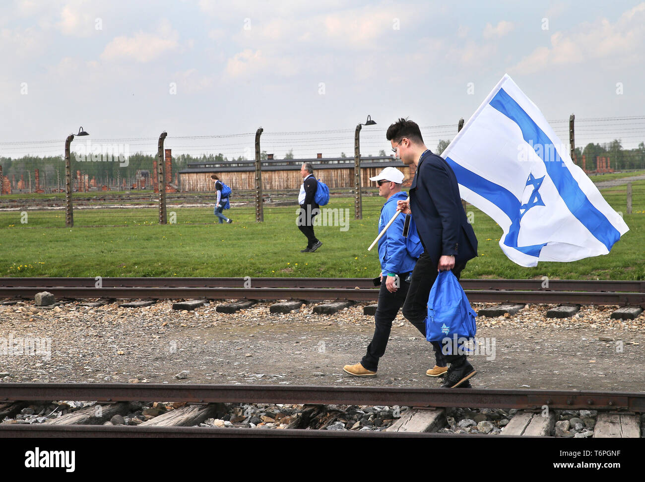 Oswiecim, Polonia. Il 2 maggio, 2019. I partecipanti della marcia della vita nella ex Nazi-German concentrazione e campo di sterminio di Auschwitz Birkenau II in Oświęcim. La marcia annuale è parte del programma educativo. Gli studenti ebrei da tutto il mondo arrivano a Polonia e studiare i resti dell'Olocausto. I partecipanti marzo in silenzio, a tre chilometri da Auschwitz I Auschwitz II Birkenau, il più grande complesso nazista dei campi di concentramento costruito durante la Seconda Guerra Mondiale. Credito: Damian Klamka/ZUMA filo/Alamy Live News Foto Stock