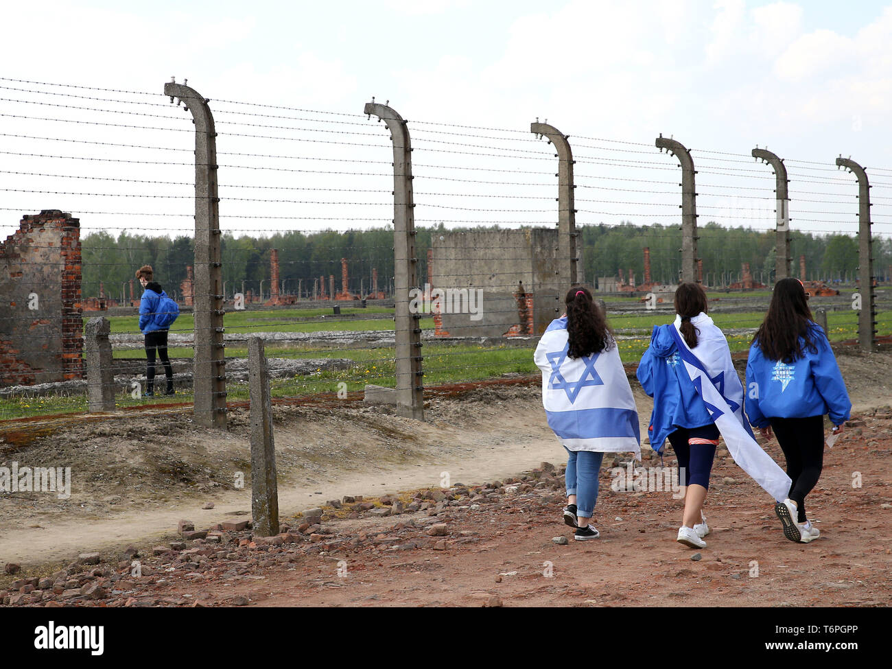 Oswiecim, Polonia. Il 2 maggio, 2019. I partecipanti della marcia della vita nella ex Nazi-German concentrazione e campo di sterminio di Auschwitz Birkenau II in Oświęcim. La marcia annuale è parte del programma educativo. Gli studenti ebrei da tutto il mondo arrivano a Polonia e studiare i resti dell'Olocausto. I partecipanti marzo in silenzio, a tre chilometri da Auschwitz I Auschwitz II Birkenau, il più grande complesso nazista dei campi di concentramento costruito durante la Seconda Guerra Mondiale. Credito: Damian Klamka/ZUMA filo/Alamy Live News Foto Stock