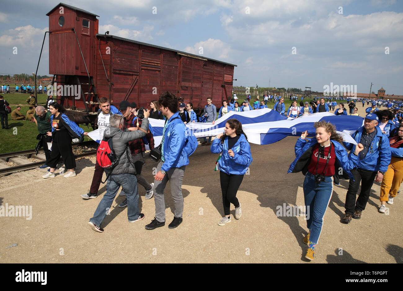 Oswiecim, Polonia. Il 2 maggio, 2019. I partecipanti della marcia della vita nella ex Nazi-German concentrazione e campo di sterminio di Auschwitz Birkenau II in Oświęcim. La marcia annuale è parte del programma educativo. Gli studenti ebrei da tutto il mondo arrivano a Polonia e studiare i resti dell'Olocausto. I partecipanti marzo in silenzio, a tre chilometri da Auschwitz I Auschwitz II Birkenau, il più grande complesso nazista dei campi di concentramento costruito durante la Seconda Guerra Mondiale. Credito: Damian Klamka/ZUMA filo/Alamy Live News Foto Stock