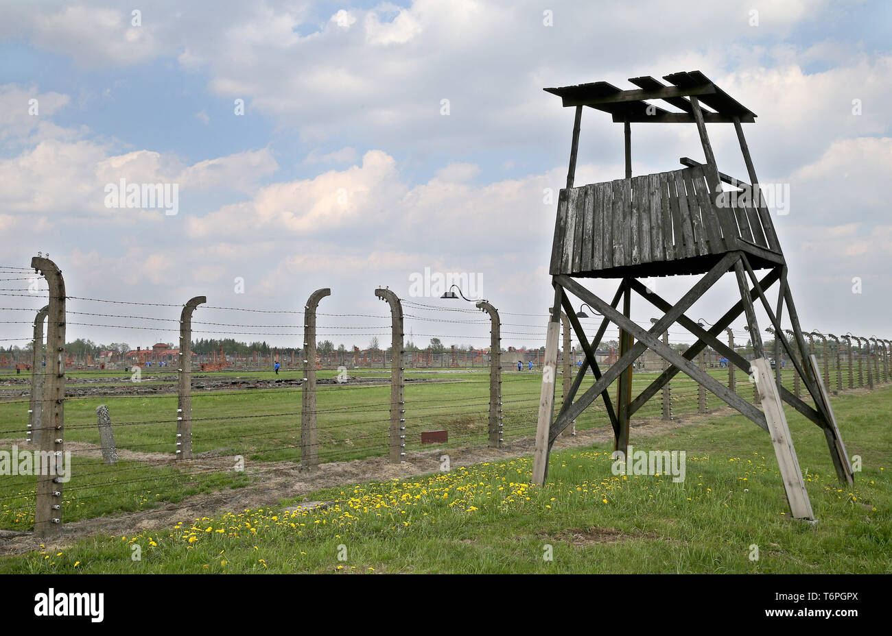 Oswiecim, Polonia. Il 2 maggio, 2019. L'ex Nazi-German Auschwitz II Birkeanu concentrazione e sterminio Camp a Oswiecim. La marcia annuale è parte del programma educativo. Gli studenti ebrei da tutto il mondo arrivano a Polonia e studiare i resti dell'Olocausto. I partecipanti marzo in silenzio, a tre chilometri da Auschwitz I Auschwitz II Birkenau, il più grande complesso nazista dei campi di concentramento costruito durante la Seconda Guerra Mondiale. Credito: Damian Klamka/ZUMA filo/Alamy Live News Foto Stock