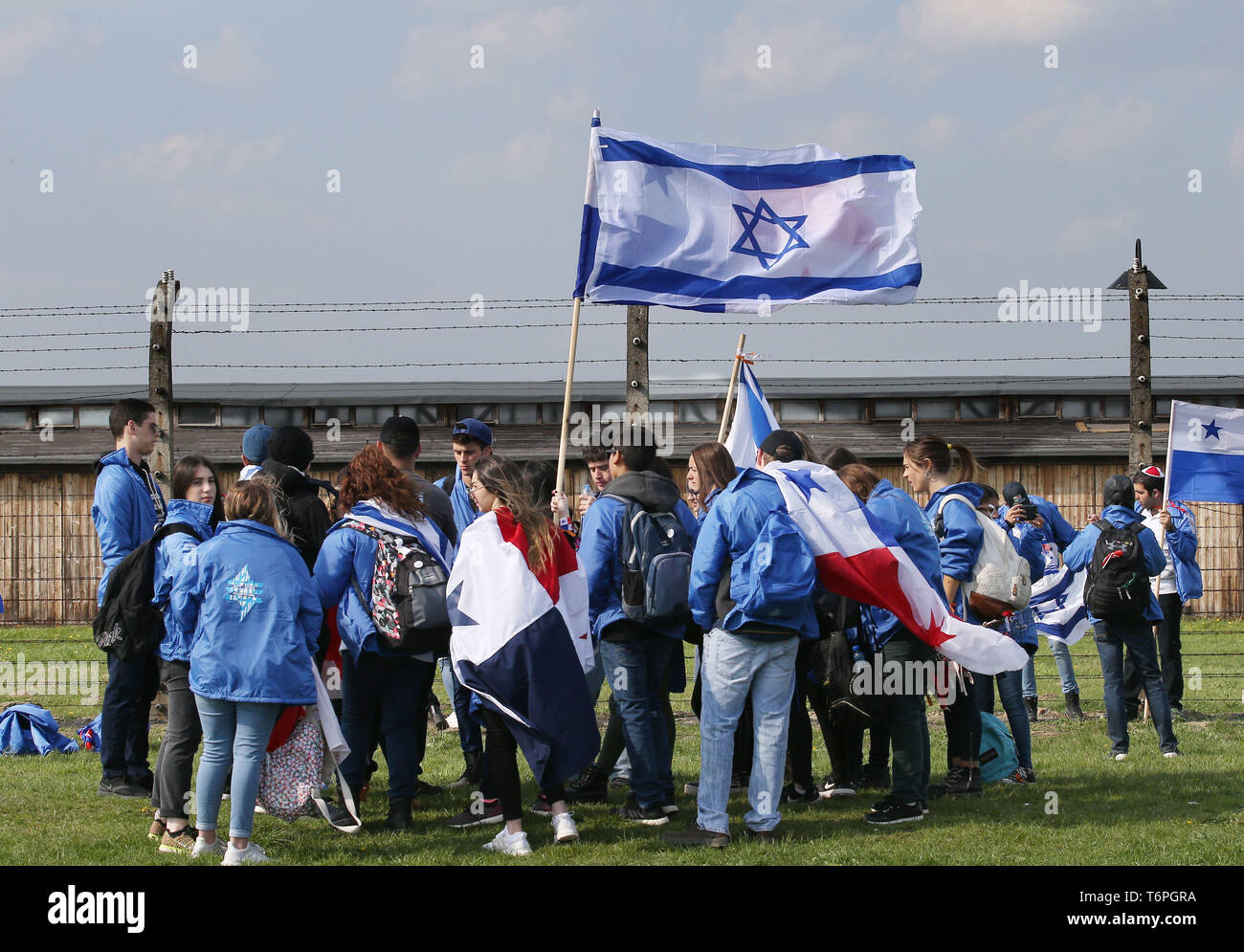 Oswiecim, Polonia. Il 2 maggio, 2019. I partecipanti della marcia della vita nella ex Nazi-German concentrazione e campo di sterminio di Auschwitz Birkenau II in Oświęcim. La marcia annuale è parte del programma educativo. Gli studenti ebrei da tutto il mondo arrivano a Polonia e studiare i resti dell'Olocausto. I partecipanti marzo in silenzio, a tre chilometri da Auschwitz I Auschwitz II Birkenau, il più grande complesso nazista dei campi di concentramento costruito durante la Seconda Guerra Mondiale. Credito: Damian Klamka/ZUMA filo/Alamy Live News Foto Stock