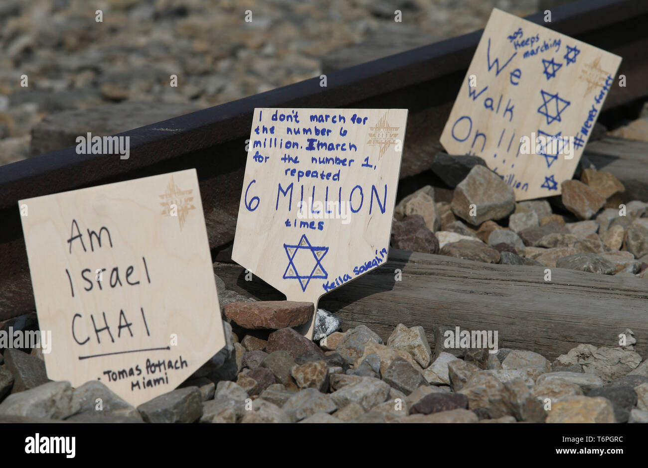 Oswiecim, Polonia. Il 2 maggio, 2019. Un handwrittens woodens segno lasciato durante il mese di marzo della vita presso la ex Nazi-German Auschwitz II Birkenau concentrazione e sterminio Camp a Oswiecim. La marcia annuale è parte del programma educativo. Gli studenti ebrei da tutto il mondo arrivano a Polonia e studiare i resti dell'Olocausto. I partecipanti marzo in silenzio, a tre chilometri da Auschwitz I Auschwitz II Birkenau, il più grande complesso nazista dei campi di concentramento costruito durante la Seconda Guerra Mondiale. Credito: Damian Klamka/ZUMA filo/Alamy Live News Foto Stock