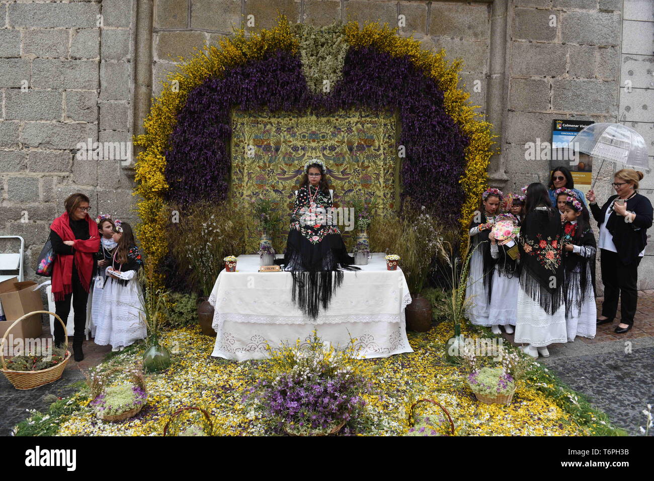 Colmernar Viejo, Madrid, Spagna. Il 2 maggio, 2019. Una ragazza Maya è visto seduto in un altare durante la tradizionale celebrazione del 'Las Mayas' in Colmenar Viejo.La festa dei Mayas proviene da riti pagani e risale all'epoca medievale, che figurano nei documenti antichi. Si svolge ogni anno all inizio di maggio e celebra l'inizio della primavera. Le bambine tra i 7 e i 11 anni sono scelti come 'Maya' e dovrebbe stare ancora, serio e tranquillo per un paio di ore in altari sulla strada decorata con fiori e piante. Credito: Jorge Sanz SOPA/images/ZUMA filo/Alamy Live News Foto Stock