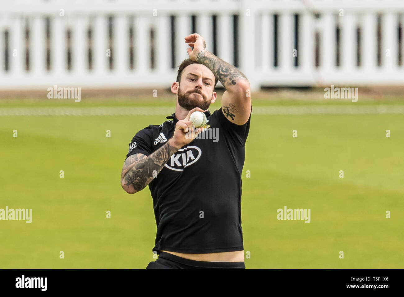 Londra, Regno Unito. Il 2 maggio 2019. La Giordania Clark bowling come Surrey prendere sul Kent nel Royal London One-Day Cup match alla Kia ovale. David Rowe/ Alamy Live News Foto Stock